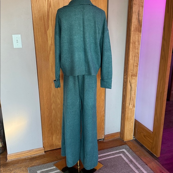 NWOT a new day 2 pc lounge set. Size Large - Picture 5 of 7